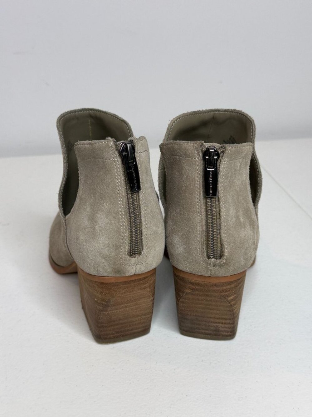 Vince Camuto 8.5 Gray Suede Cutout Block Heel Ankle Booties Western Boho - Picture 4 of 11